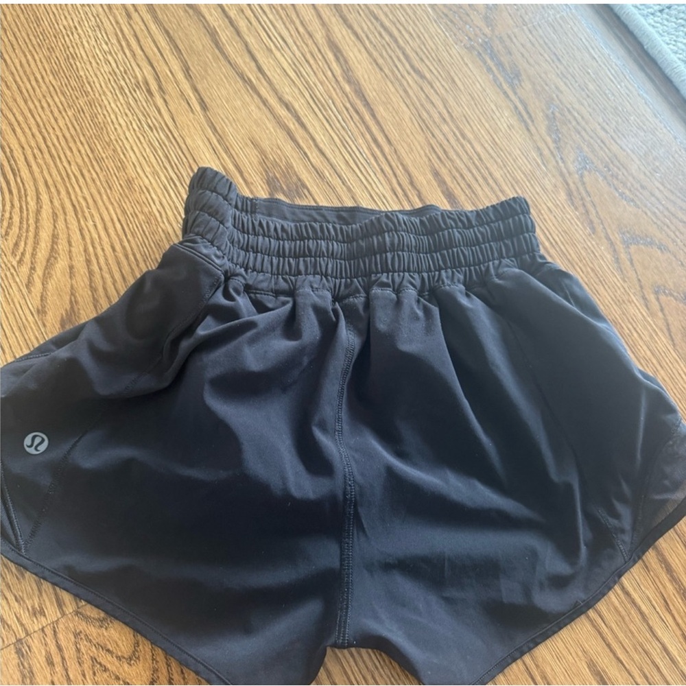 lulullemon hotty hot black high rise shorts size 2 black 2.5 inch
